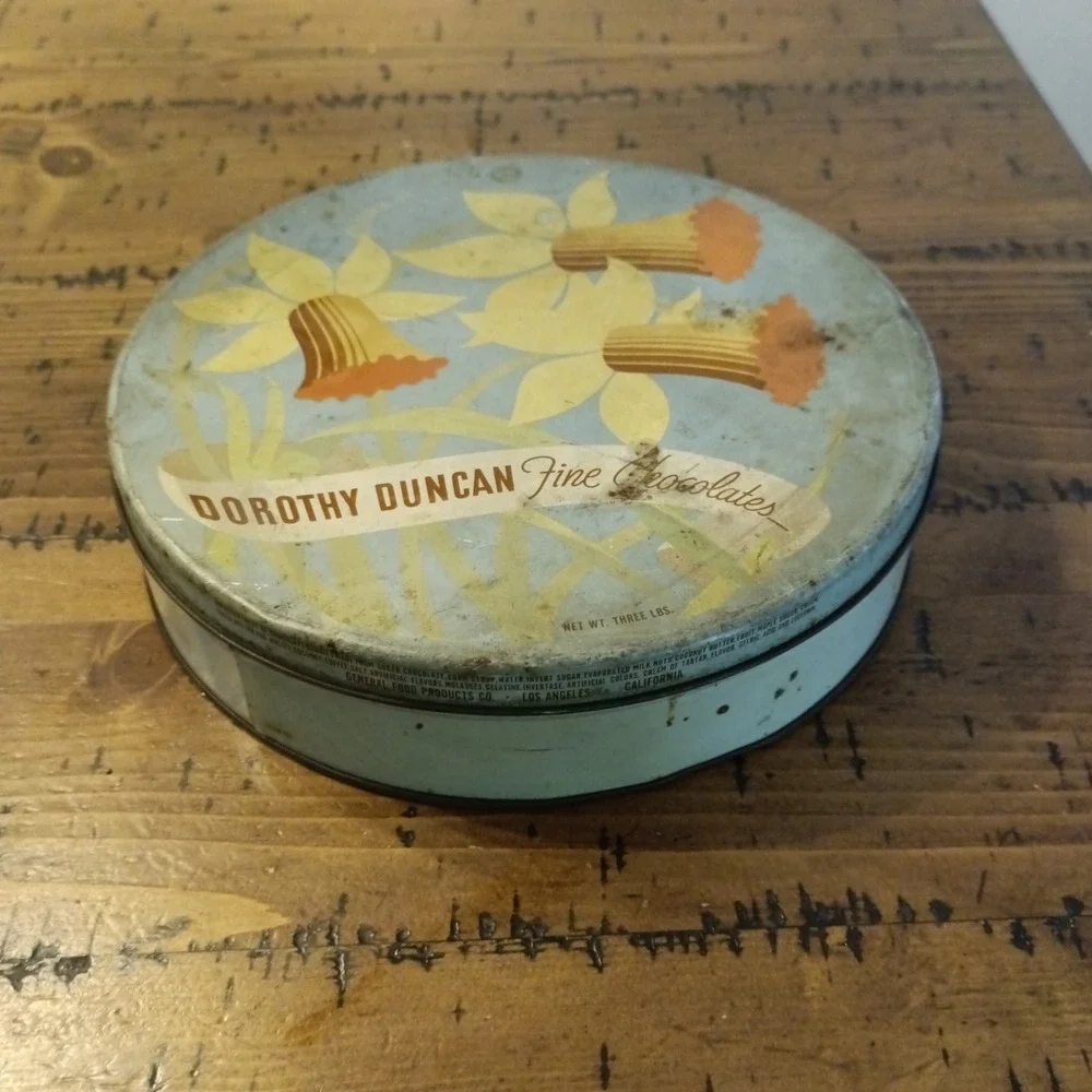 Vintage Dorothy Duncan Fine Chocolates Tin Daffodil Floral 10 Inch Round Metal